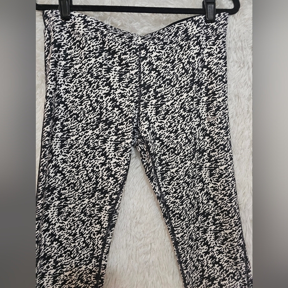 Nike Dri Fit Women's High Waisted Black and White Patterned Leggings Large - Picture 10 of 16